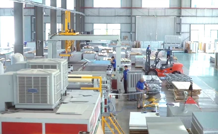 Area bengkel produksi panel dengan meja kerja dan forklift di Tiongkok
