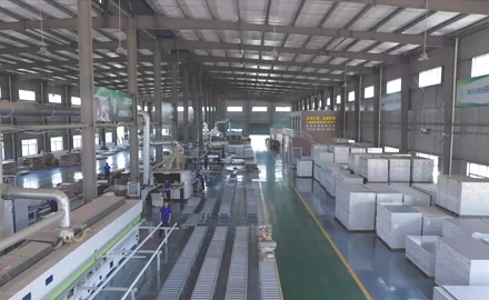 Gedung produksi dengan lini mesin dan tumpukan bahan panel di Tiongkok